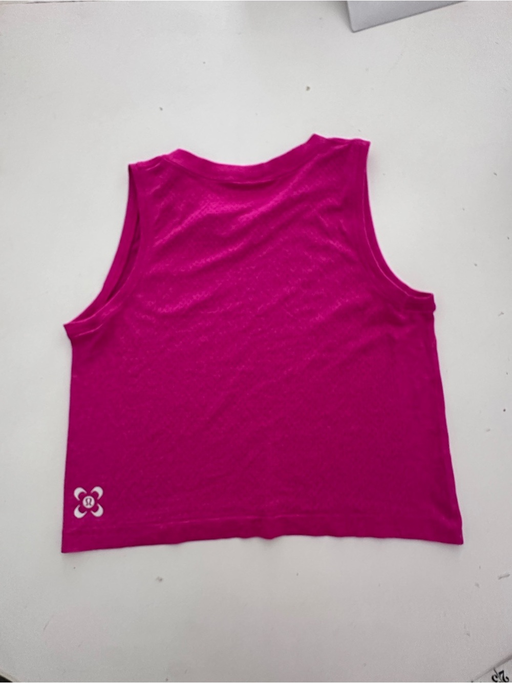 LULULEMON 
SeaWheeze Swiftly Breathe 
Relaxed-Fit 
 Tank Top
Size 4 reflective